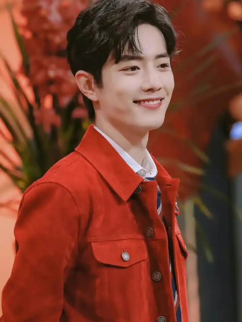 再配上那纯净清澈的眼睛,温暖治愈的笑容,真是杀疯了