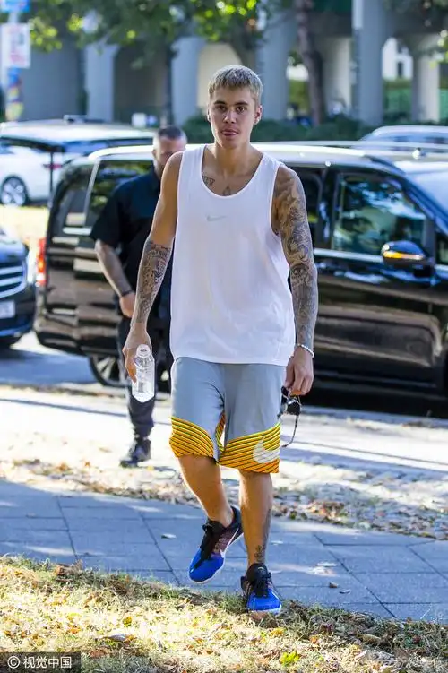 组图:比伯玩滑板腾空炫技扮酷 型男力max_高清图集_新浪网