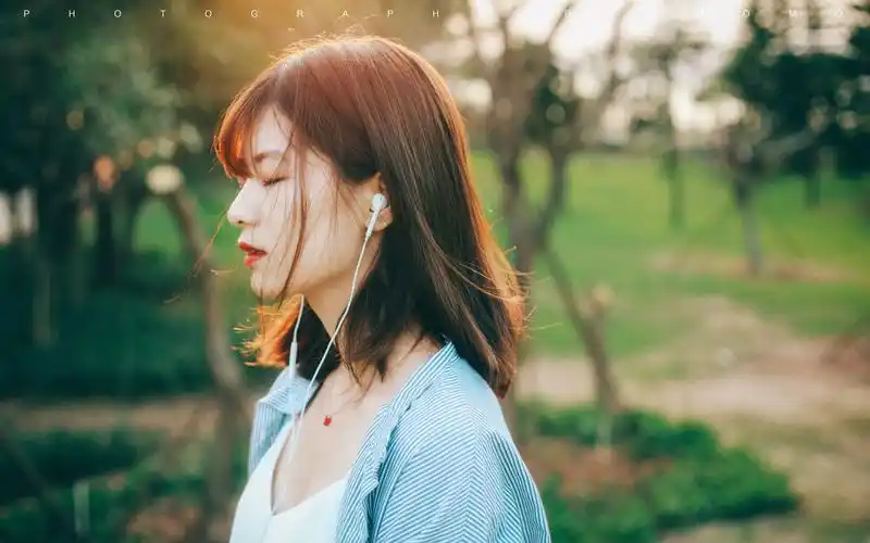 清纯文艺女生唯美逆光写真图片桌面壁纸