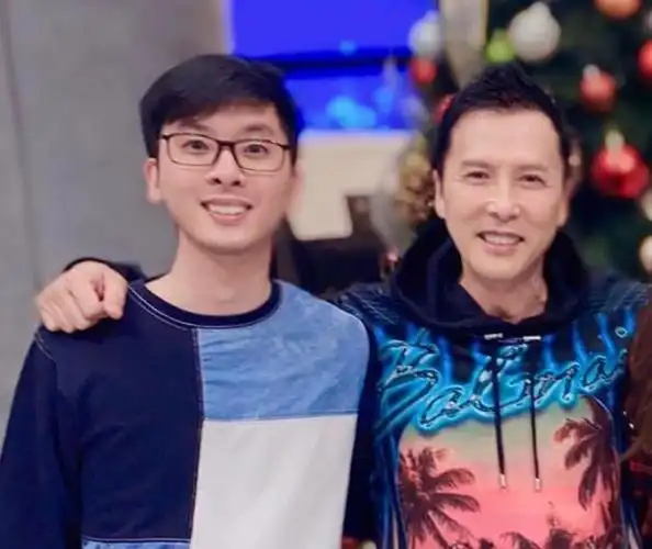 原创星二代甄文焯罕见现身拼接毛衫配牛仔裤很斯文五官酷似甄子丹