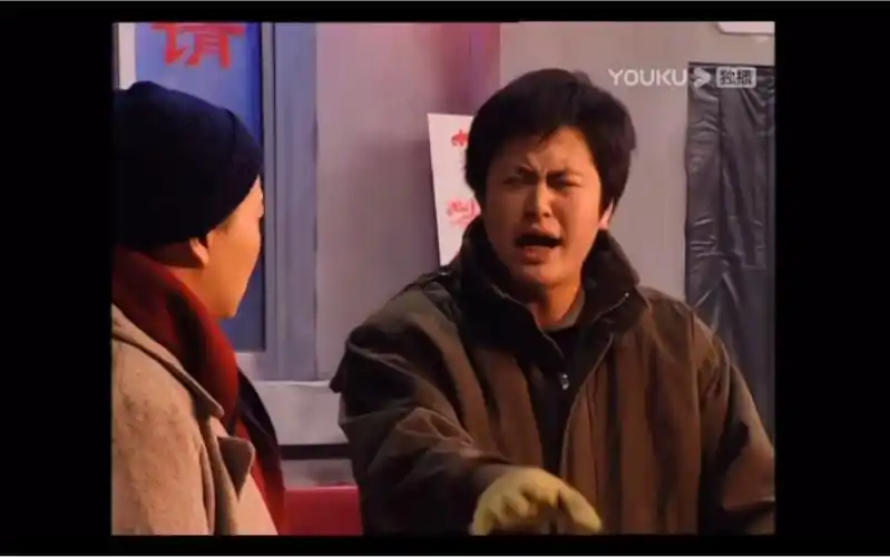 《东北一家人》这是巴彦格勒顺首次出镜,也是屌丝鼻祖牛小伟日后搭档