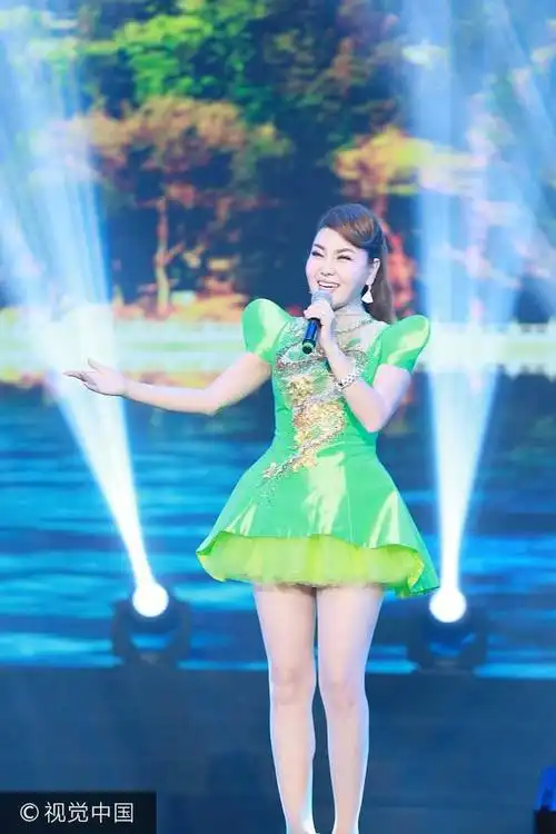 "内蒙古之花"乌兰图雅深圳演出《让我们荡起双》唤起童年记忆