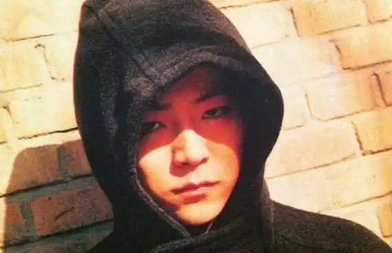 原创原创49岁窦唯近照曝光头发凌乱坐石阶网友我完全认不出来他了