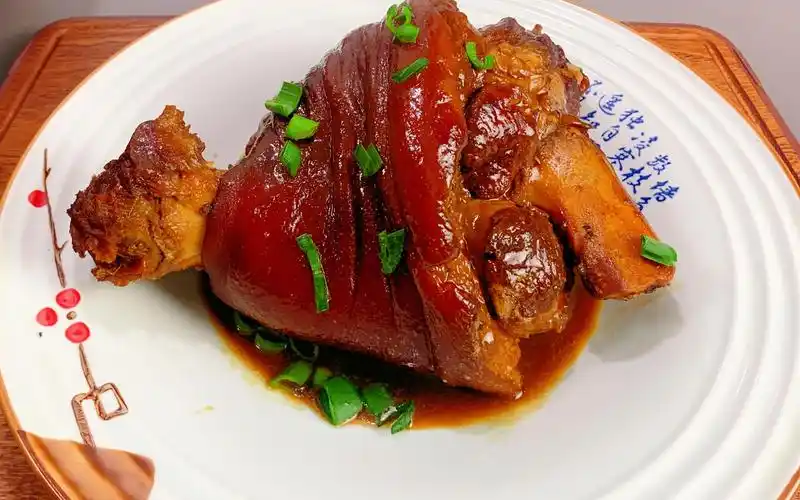 秘制红烧酱肘子,色泽红亮,软烂入味,家人都说跟买的一样太香了