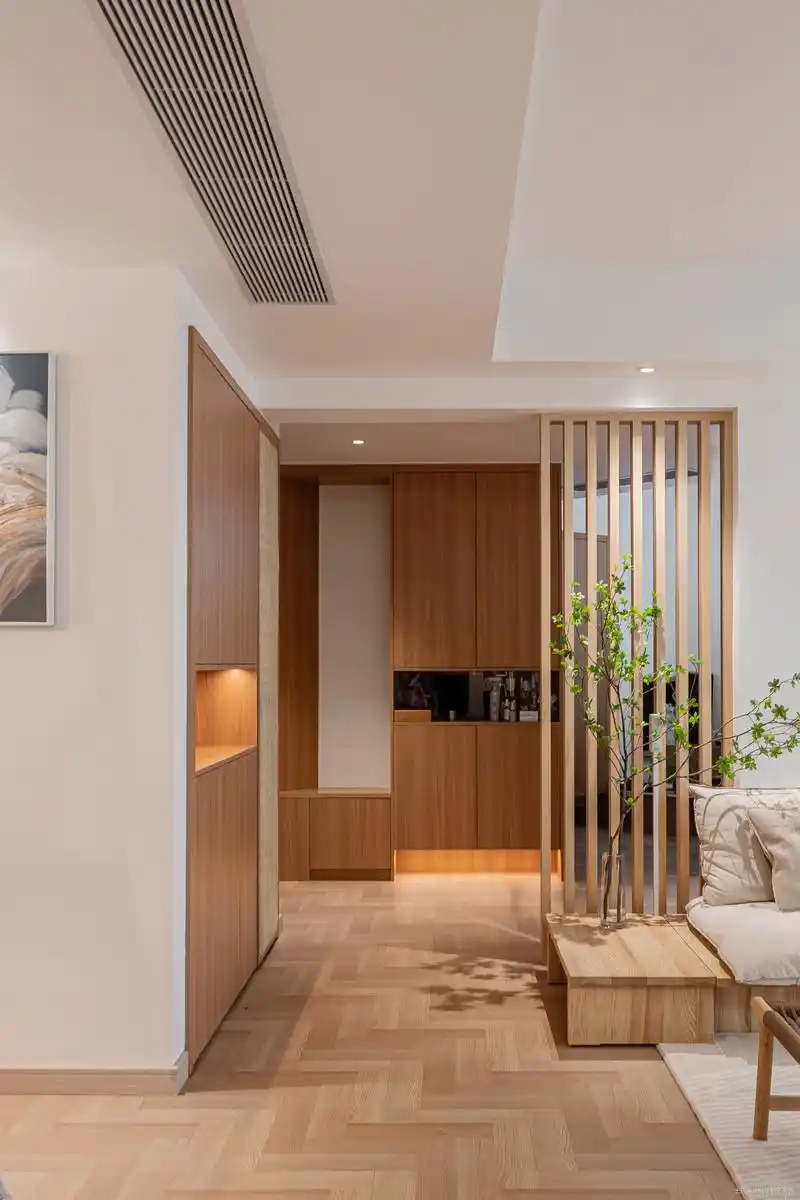 120㎡原木风简单自然的居住氛围玄关沙发现代简约玄关设计图片赏析