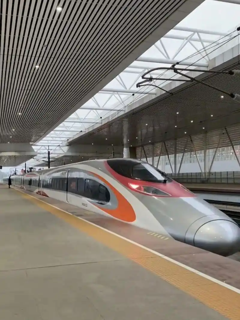 动感号crh380a 中车集团为港铁公司定制,原车型为和谐380a改进,服务于