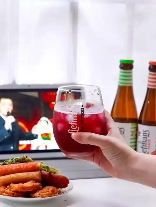 水果味的啤酒嗜酒女孩拿下