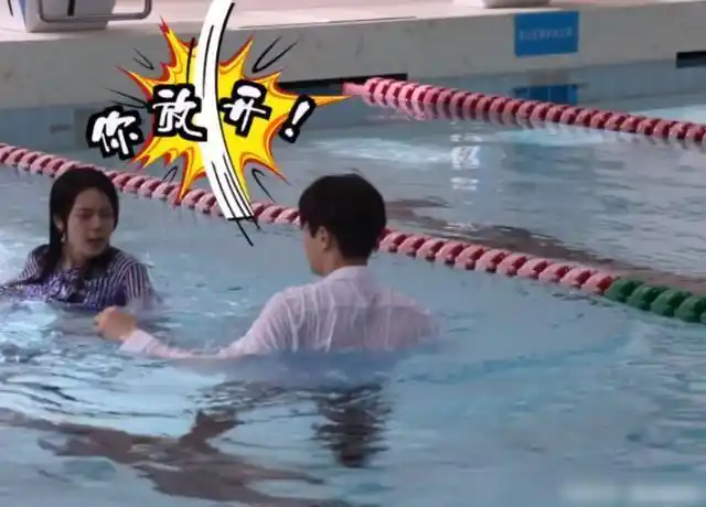 17岁赵今麦拍落水戏,掉入泳池后意外脱妆,终于显露出真实颜值