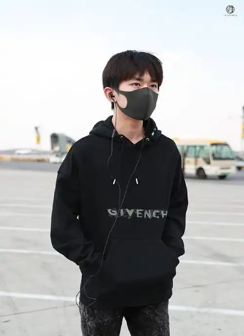 易烊千玺身穿黑色卫衣搭配破洞裤久违现身黑超遮面成酷大佬