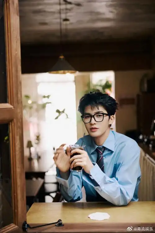 朱正廷清爽学长随拍##朱正廷黑框眼镜