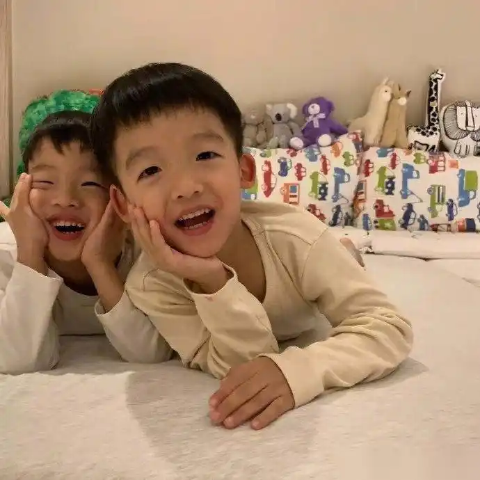 【范玮琪晒娃,双胞胎儿子趴床上托腮俏皮机灵】1月2日,范玮琪在微博晒