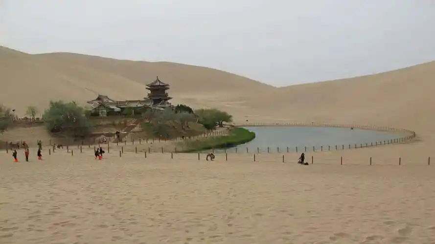 敦煌鸣沙山月牙湖