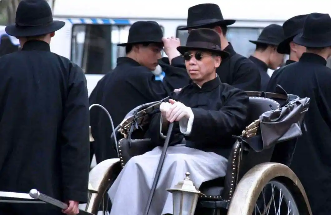 与此同时,因为早年的人脉,黄金荣不仅在白道混迹得风生水起,在青帮中