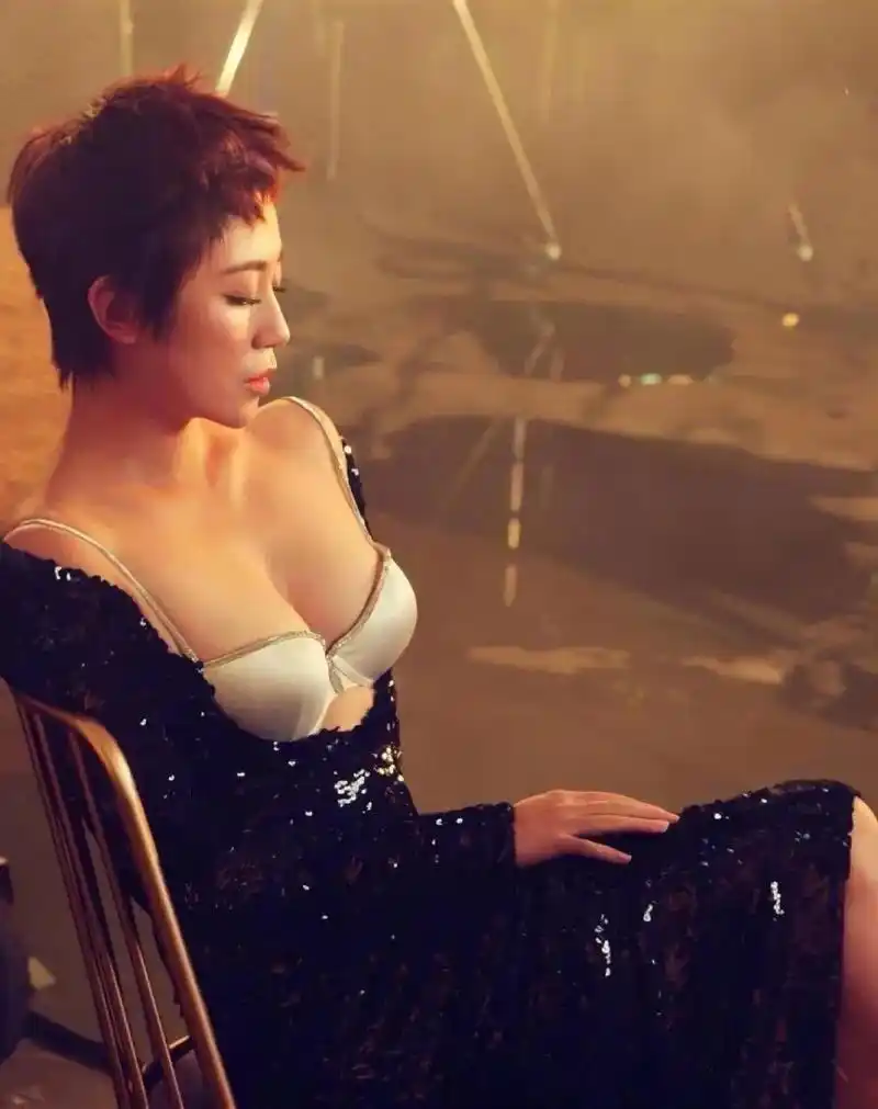 马丽多年前曾为一家男性时尚杂志拍摄了一张极具性感的写真照片.