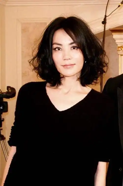 王菲的"私服"低调却很时髦,灰针织衫配绑腿裤,简约大气又精神