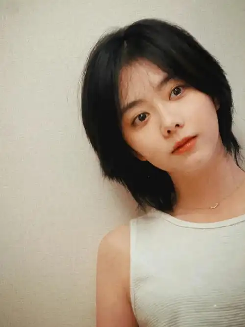 谭松韵胶片风随拍#谭松韵晒自拍照,短发很有少年感呀!