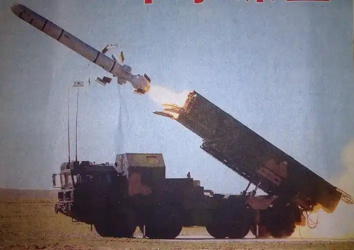 长剑10(也称为东风10)巡航导弹发射猛图