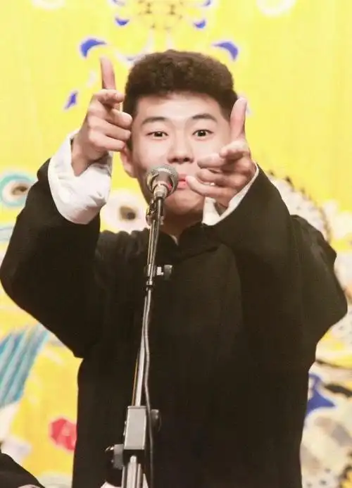 周九良黑色大褂