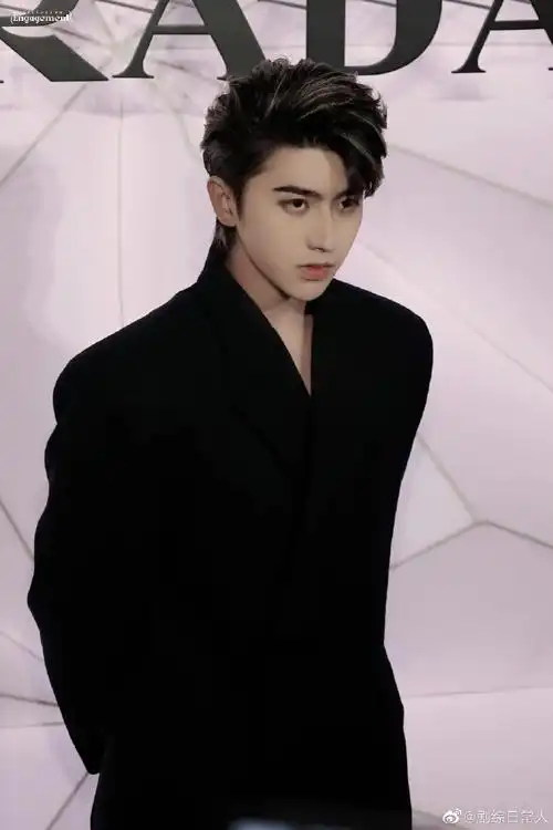 这个造型真的把蔡徐坤霸气的气场都给显示出来了,不愧是红毯压轴啊