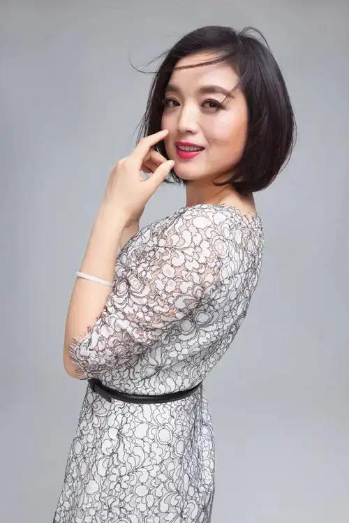 近日,青年歌唱家白雪演唱的歌曲《等你一万年》的mv已在各大平台深情