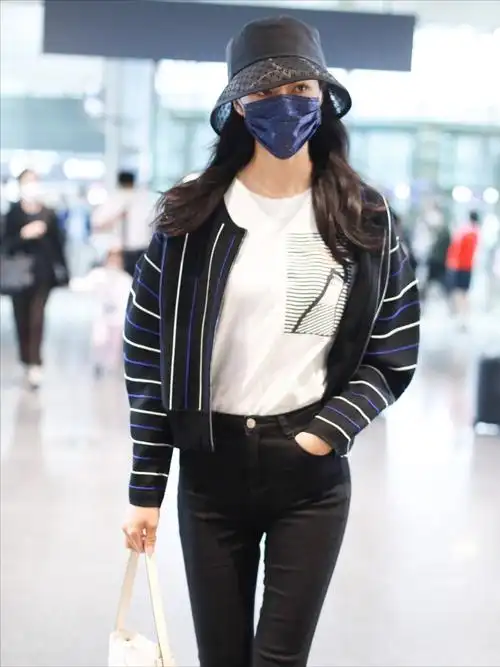 韩雪穿黑色条纹外套走机场精致气场加大长腿太迷人