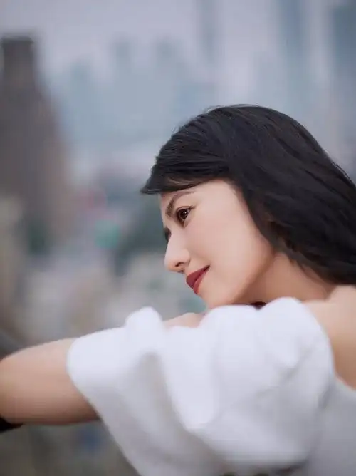 生图绝美!40岁高圆圆穿露肩白裙回眸一笑超心动