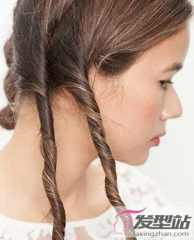个性双麻花辫的编法升级版辫子发型展现不一样的美