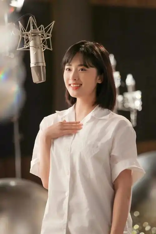 沈月录音室花絮照,短发齐刘海侧颜笑容好美呐,怎么会有这么干净的女孩