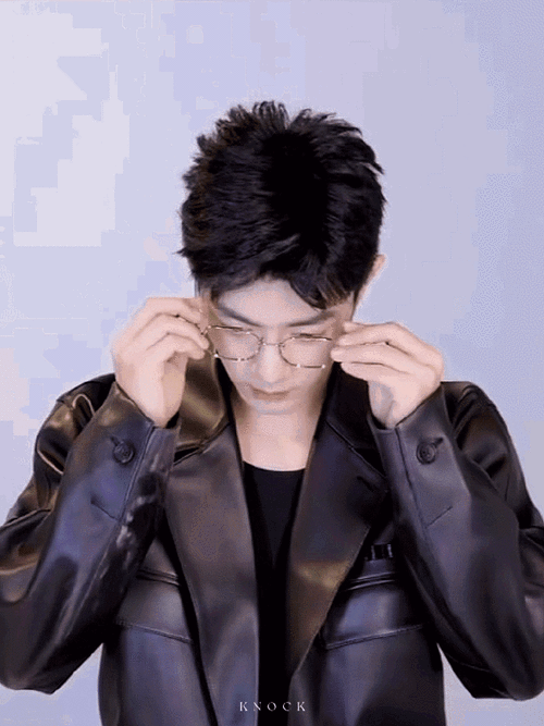 酷酷的战战早上好!抬眸好苏呀!