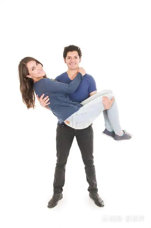 可爱的情侣拥抱男孩怀女孩