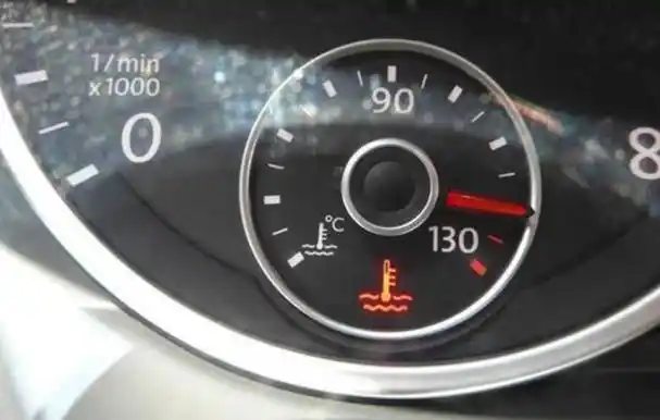 冷却液不足冷却液泄露或者冷却液缺少都会导致发动机水温升高.