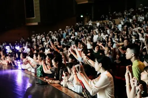 《昭君出塞》舞台李玉刚高难度深鞠躬一分钟,致敬舞台 致谢观众