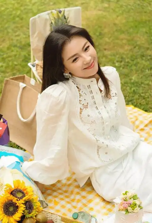 刘涛披肩长发白色套装户外野餐生活照,这么接地气的刘涛你见过吗?