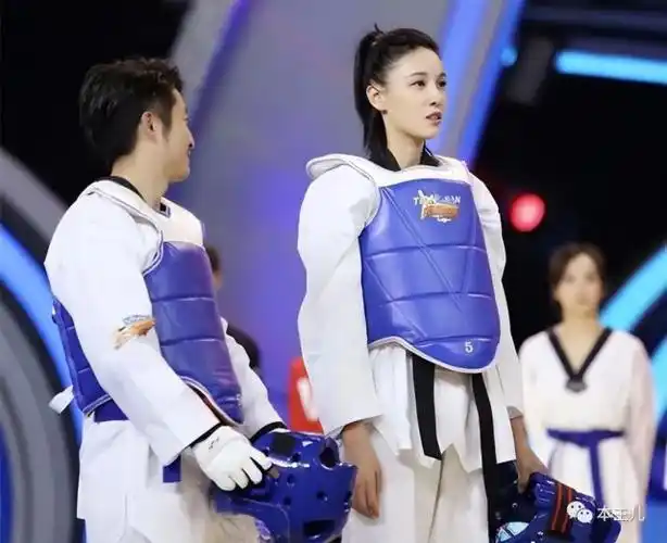 张蓝心:瘦到一年不来例假,被成龙用鞭子抽屁股,父亲催婚喝酒进医院