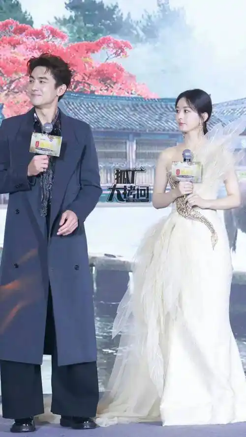 跟仙女风格的赵丽颖形成鲜明对比,身高优势加之仪态端庄,气场十分强大