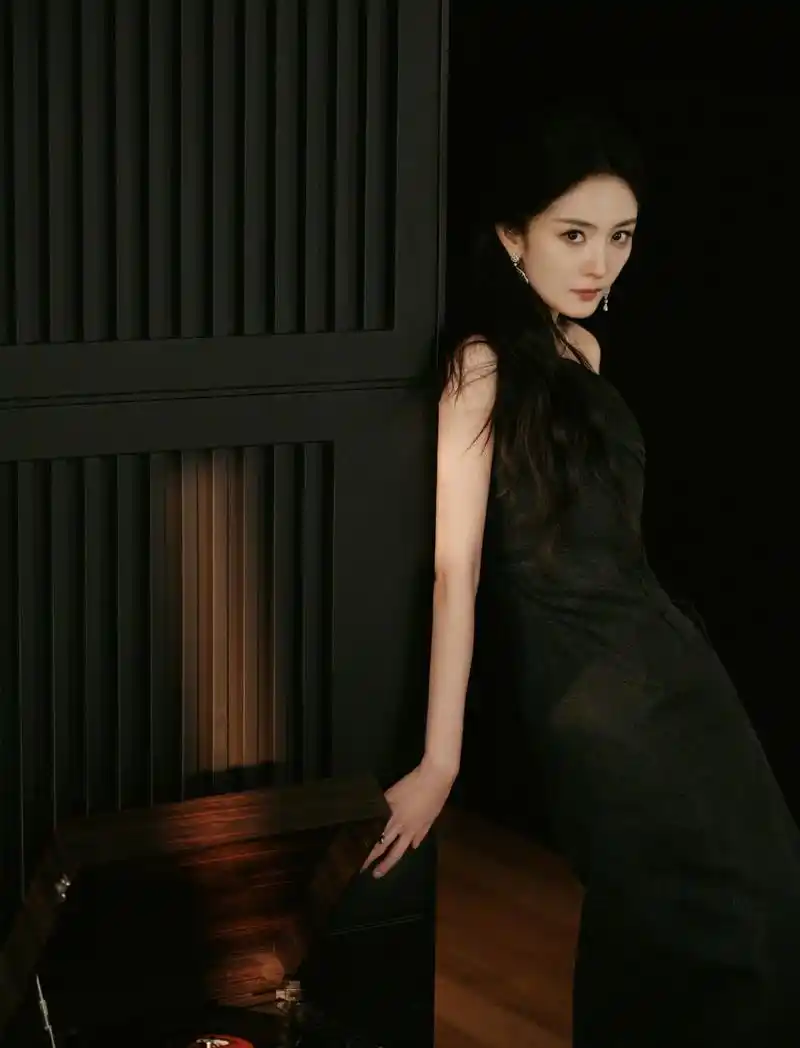 杨幂作为时尚界的宠儿,她的穿搭一直是人们关注和模仿的焦点.