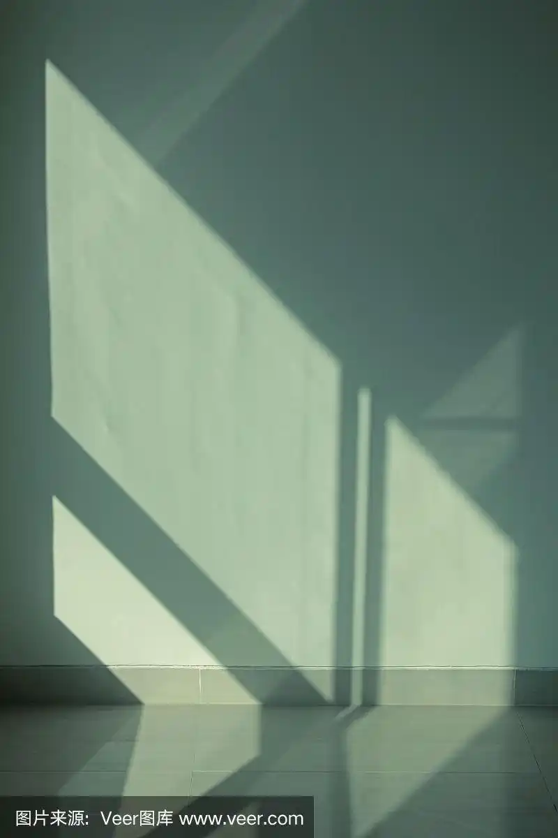 阳光透过窗户照在墙上