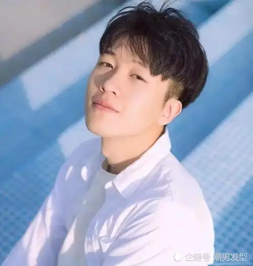 1,两边铲短 "a"字刘海发不管什么季节,想换一款好看的发型变帅一点,"