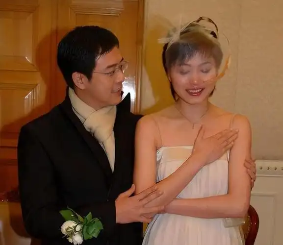 演员张延嫁大5岁香港丈夫婚后生一女如今女儿比她还漂亮