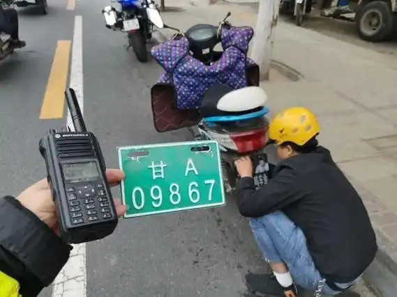 甘肃电动摩托车牌照,蓝底白字92式.