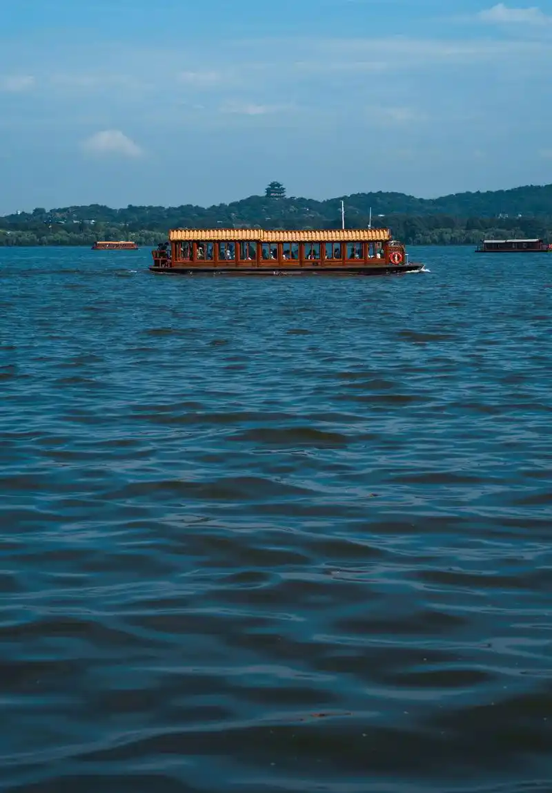 声名远扬的"江南三大名湖"西湖,在酷夏的杭州里躲进了一片"清凉之地"