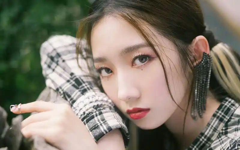 孟美岐双马尾酷飒高清桌面壁纸