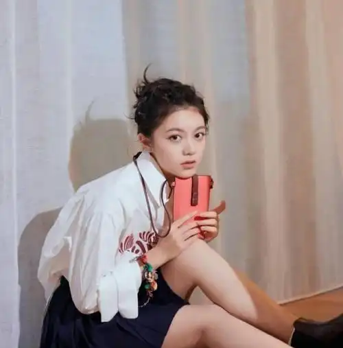 17岁赵今麦穿搭个性时尚看到她秀出的大长腿我太酸了