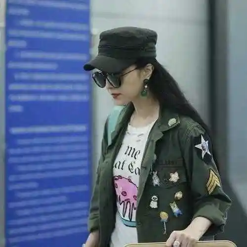 范冰冰还是女神吗穿军绿色外套配牛仔裤走机场暴露了胯宽腿粗