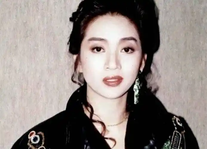 梅艳芳母亲与长子断绝联系,直言儿子欠债累累,逼得她无路可走_梅启明_