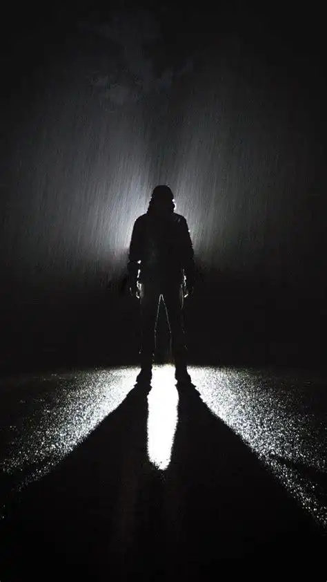 男人淋雨伤感背影,高清锁屏图片,手机壁纸-桌面城市