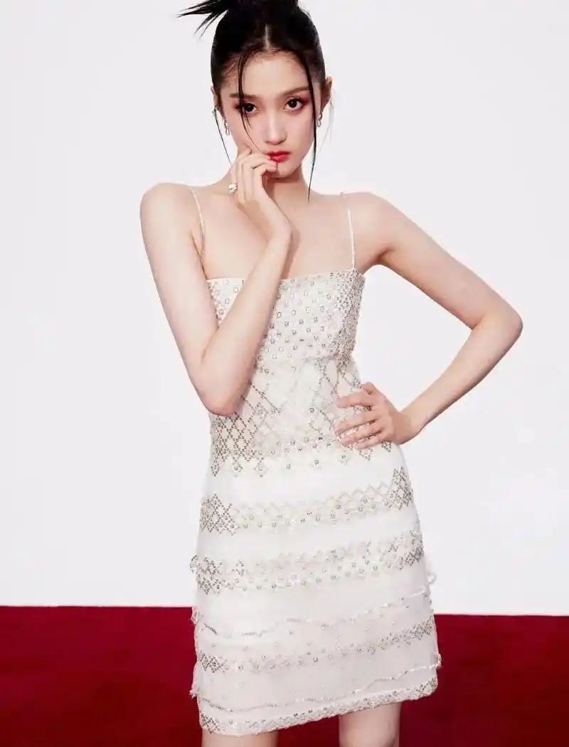 关晓彤身穿吊带短裙一改往日的甜美形象