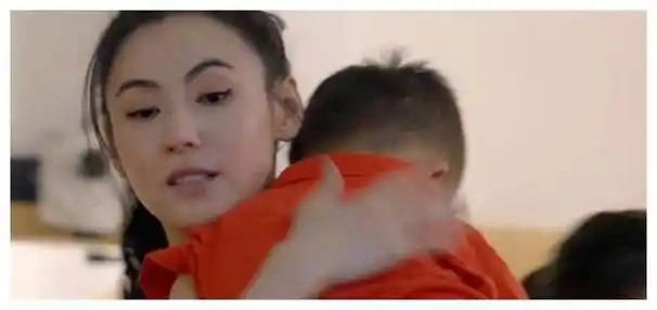 原创44岁张柏芝曝光抱娃照第四胎来袭网友围观吵翻天图什么