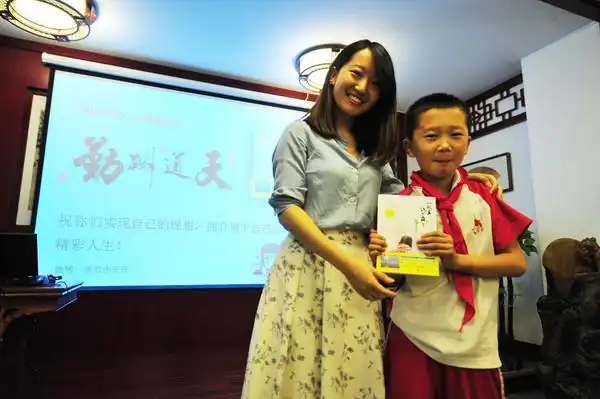 北大美女作家李若辰走进育英学校,分享"学习如何抄近道"!