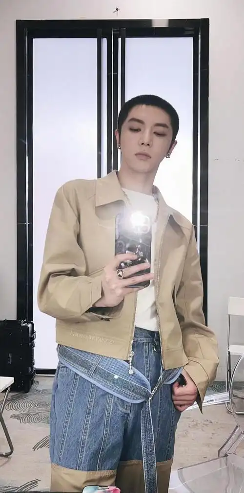 华晨宇最新寸头自拍太酷了炫酷新发型空降施洛华眼镜直播间